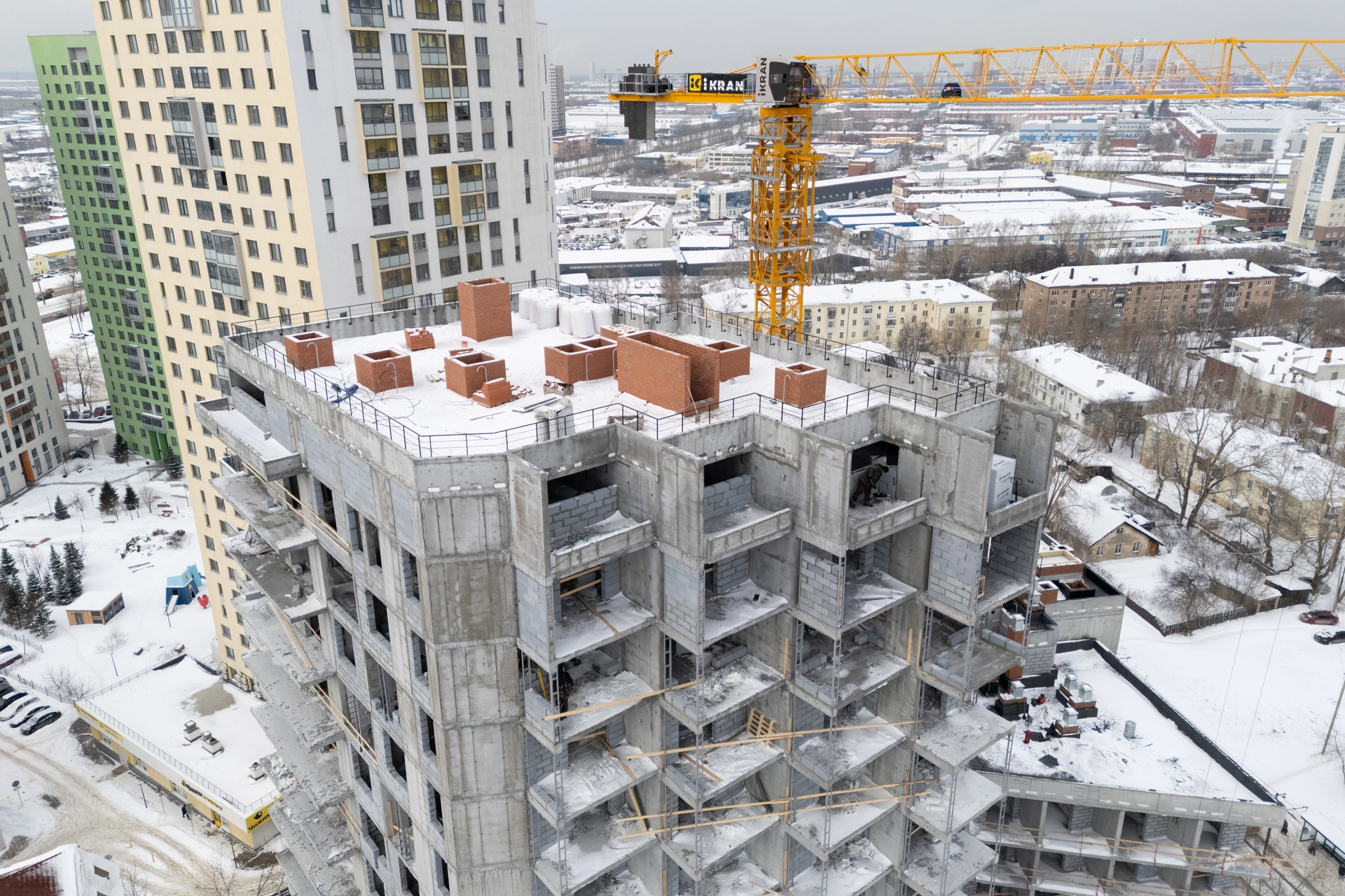 Малевич

1 секция шестого дома

выполняем кладку внутренних и наружных стен на 2–19 этажах
монтируем систему вентиляции на 2–19 этажах
начали кровельные работы
работаем над устройством магистралей отопления и канализации

2 секция шестого дома

установили окна на 2–9 этажах
работаем над устройством магистралей отопления и канализации

Стилобат

завершили монолитные работы

Фотография загружена 1 марта 2026 года.