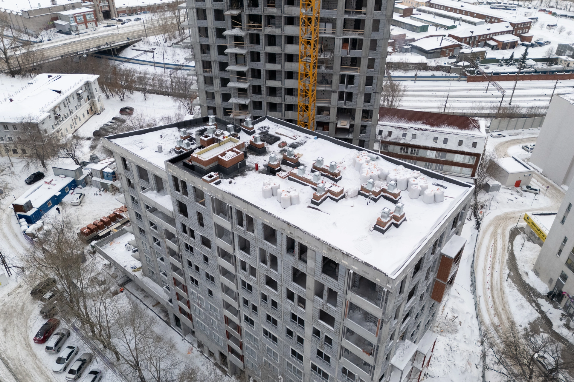 Малевич

1 секция шестого дома

выполняем кладку внутренних и наружных стен на 2–19 этажах
монтируем систему вентиляции на 2–19 этажах
начали кровельные работы
работаем над устройством магистралей отопления и канализации

2 секция шестого дома

установили окна на 2–9 этажах
работаем над устройством магистралей отопления и канализации

Стилобат

завершили монолитные работы

Фотография загружена 1 марта 2026 года.