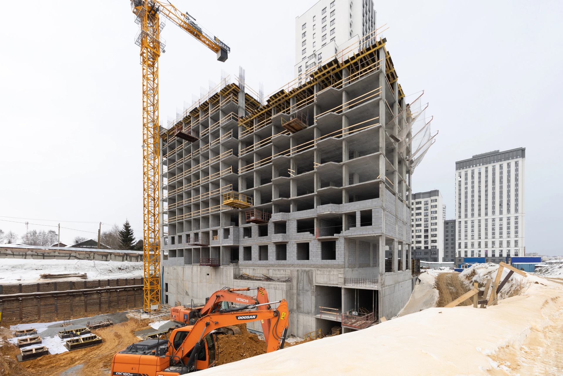 Парк Победы

6 секция второго дома

установили плиту перекрытия над 8 этажом
выполняем кладку стен на 1 и 2 этажах

7 секция второго дома

возводим 11 этаж
выполняем кладку стен на 1 и 2 этажах

Паркинг

приступили к работам по паркингу рядом с 7 секцией

Фотография загружена 15 марта 2026 года.