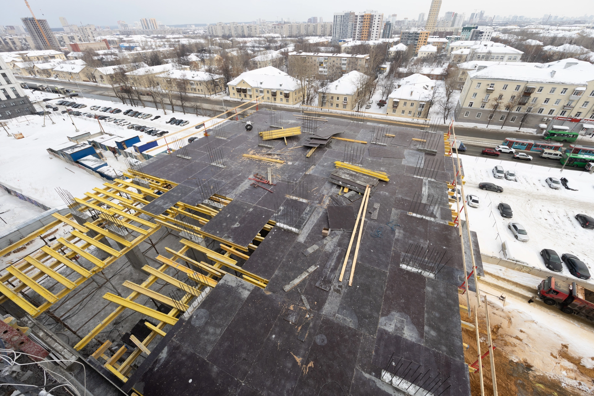 Парк Победы

6 секция второго дома

установили плиту перекрытия над 8 этажом
выполняем кладку стен на 1 и 2 этажах

7 секция второго дома

возводим 11 этаж
выполняем кладку стен на 1 и 2 этажах

Паркинг

приступили к работам по паркингу рядом с 7 секцией

Фотография загружена 15 марта 2026 года.