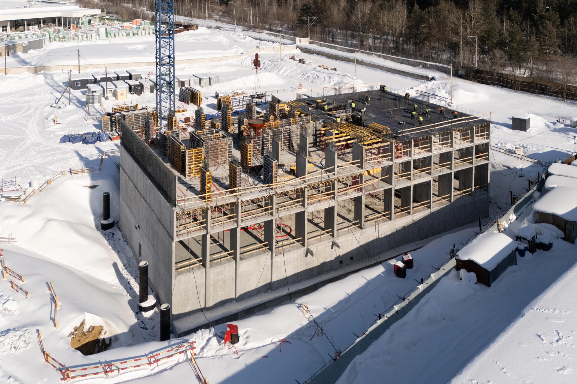 Парк Культуры
1 секция первого дома
завершили установку плит перекрытия над 3 этажом
начали устройство оклеечной гидроизоляции
Фотография загружена 15 марта 2026 года.