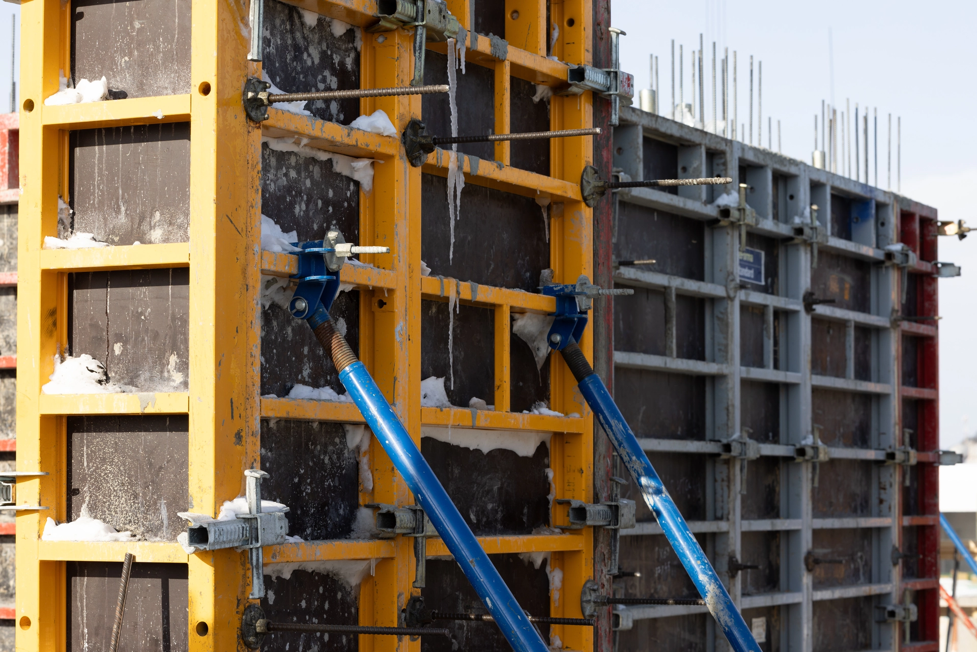 Парк Культуры
1 секция первого дома
завершили установку плит перекрытия над 3 этажом
начали устройство оклеечной гидроизоляции
Фотография загружена 15 марта 2026 года.