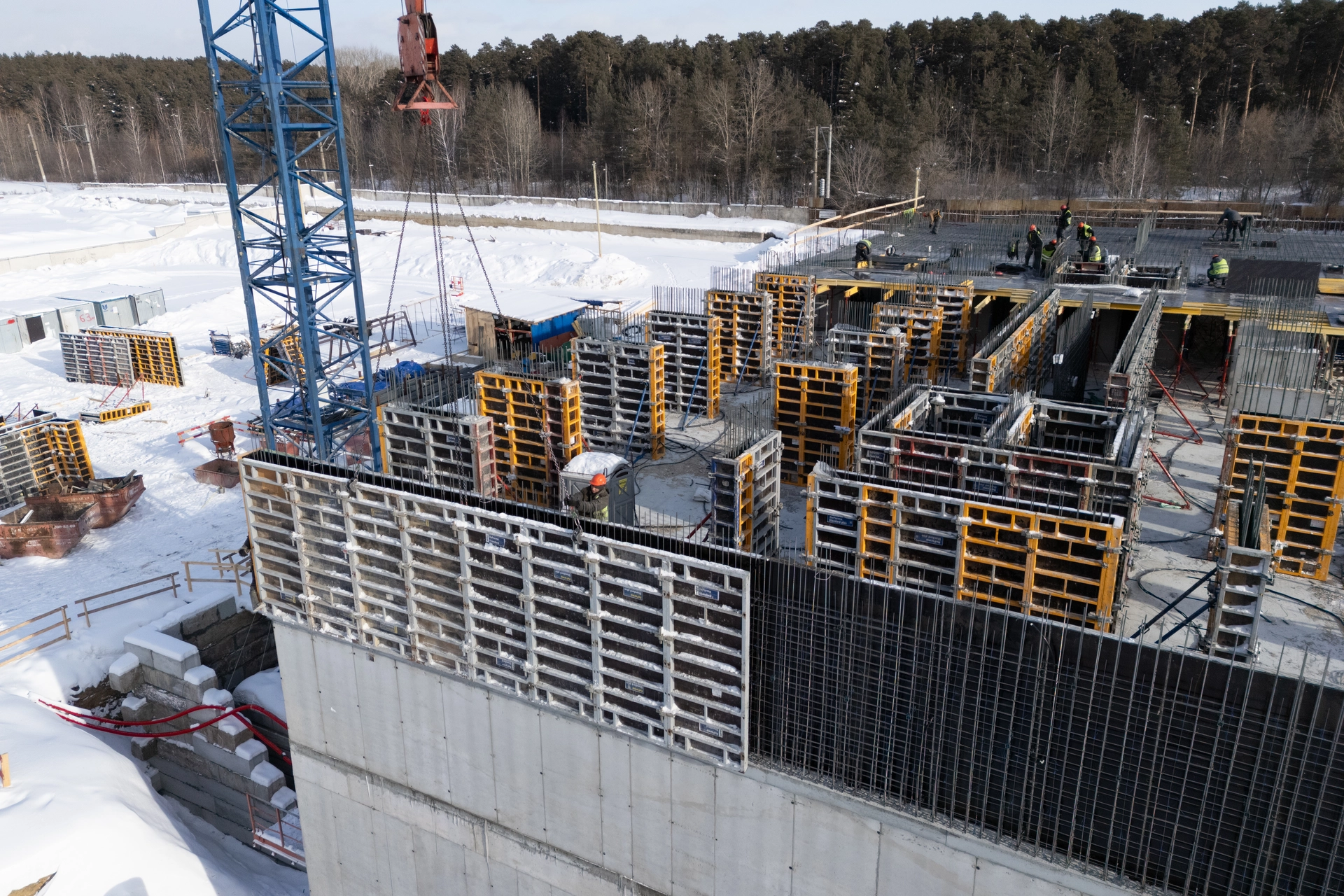 Парк Культуры
1 секция первого дома
завершили установку плит перекрытия над 3 этажом
начали устройство оклеечной гидроизоляции
Фотография загружена 15 марта 2026 года.