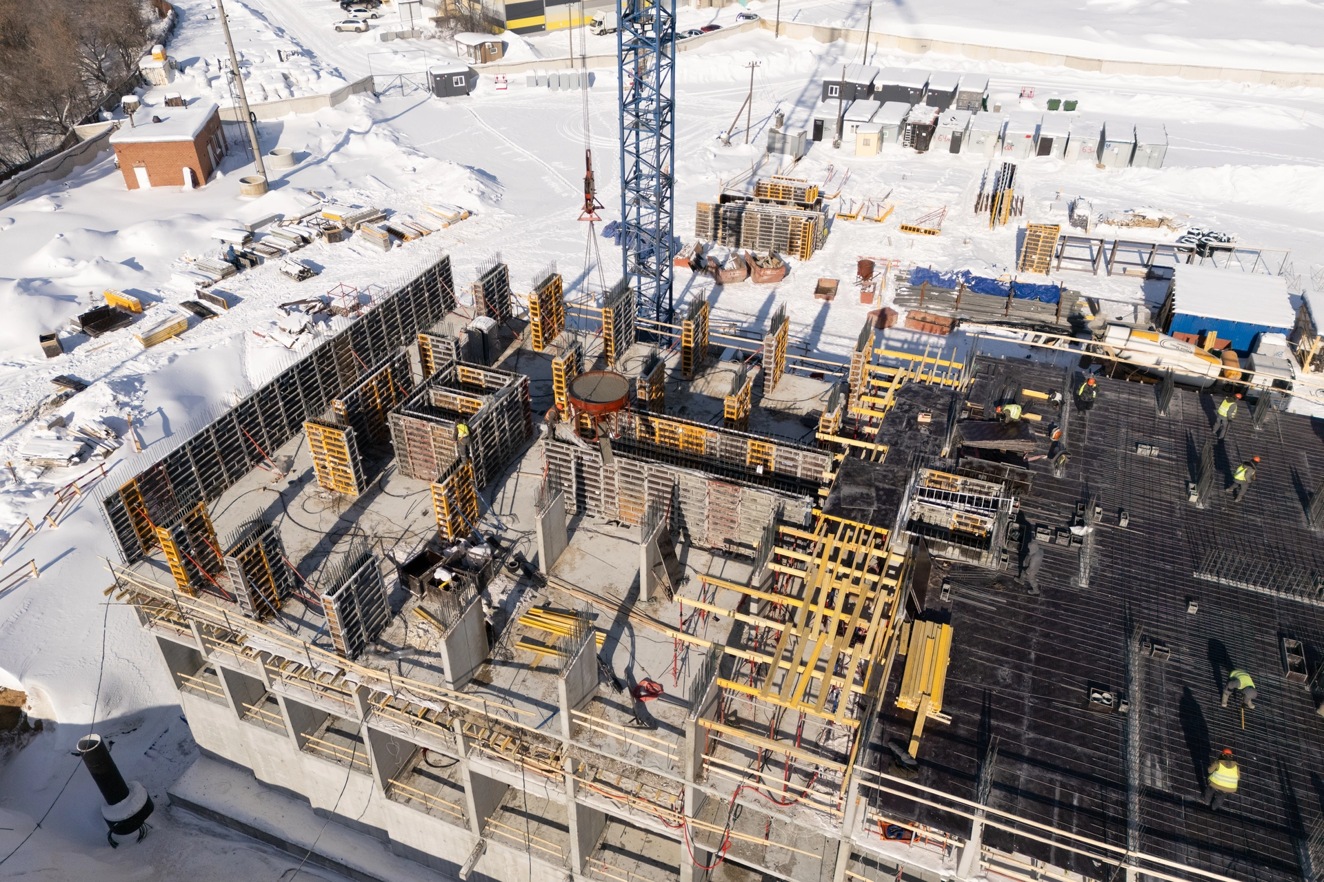 Парк Культуры
1 секция первого дома
завершили установку плит перекрытия над 3 этажом
начали устройство оклеечной гидроизоляции
Фотография загружена 15 марта 2026 года.