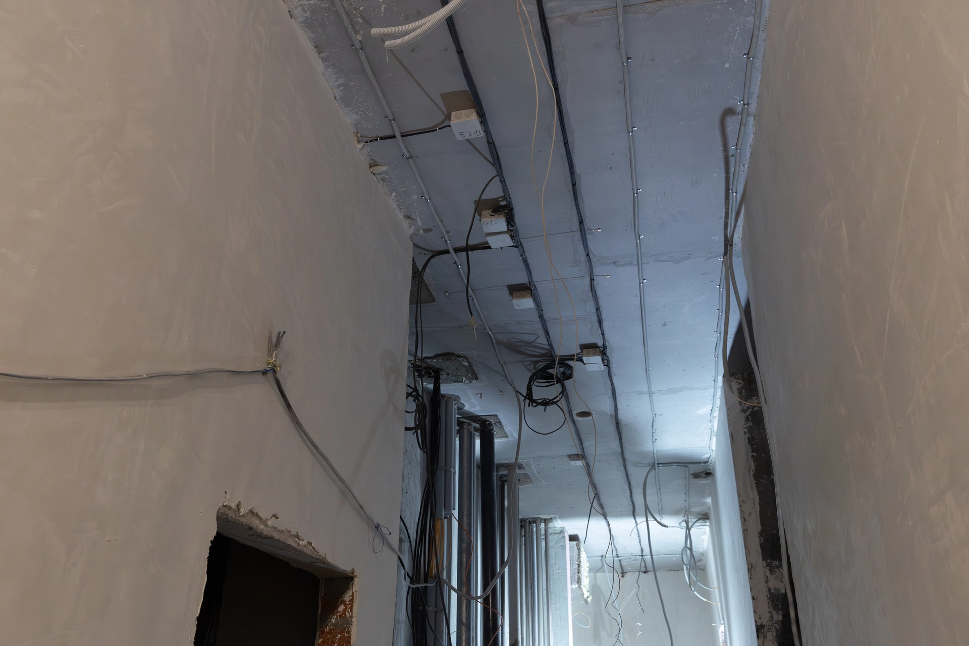 Шарташ Парк
Первая башня
продолжаем возведение внутренних стен на 27 этаже и выше
ставим окна на 25 этаже
установили подоконники до 10 этажа
поклеили обои в квартирах на 5 этаже, покрасили стены на 5–8 этажах и потолки на 5–7 этажах
уложили плитку в местах общего пользования до 11 этажа
монтируем спринклеры
монтируем лифты
работаем над устройством наружных сетей водоснабжения и канализации
Фотография загружена 15 марта 2026 года.