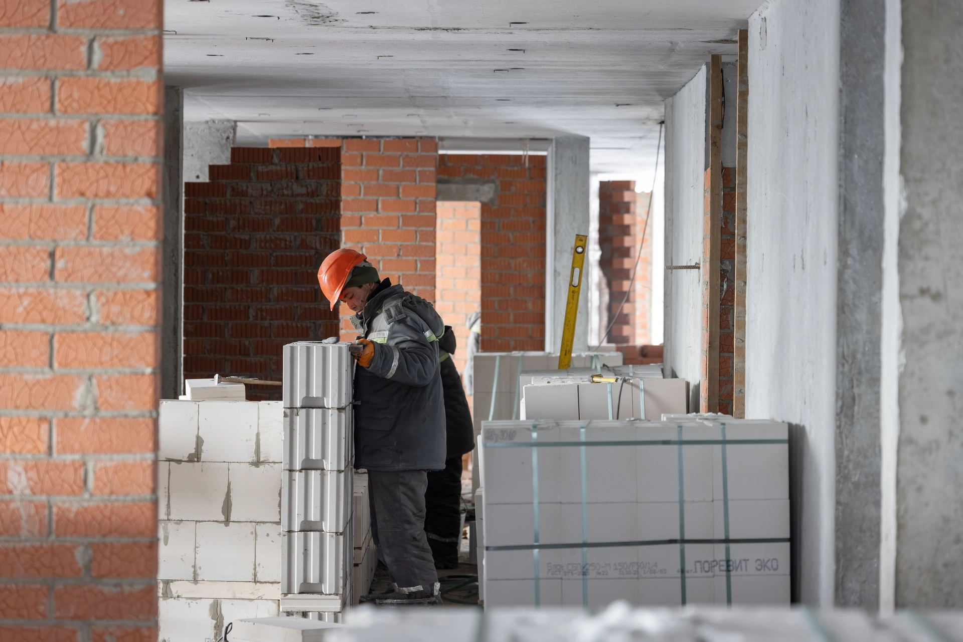 Шарташ Парк
Первая башня
продолжаем возведение внутренних стен на 27 этаже и выше
ставим окна на 25 этаже
установили подоконники до 10 этажа
поклеили обои в квартирах на 5 этаже, покрасили стены на 5–8 этажах и потолки на 5–7 этажах
уложили плитку в местах общего пользования до 11 этажа
монтируем спринклеры
монтируем лифты
работаем над устройством наружных сетей водоснабжения и канализации
Фотография загружена 15 марта 2026 года.