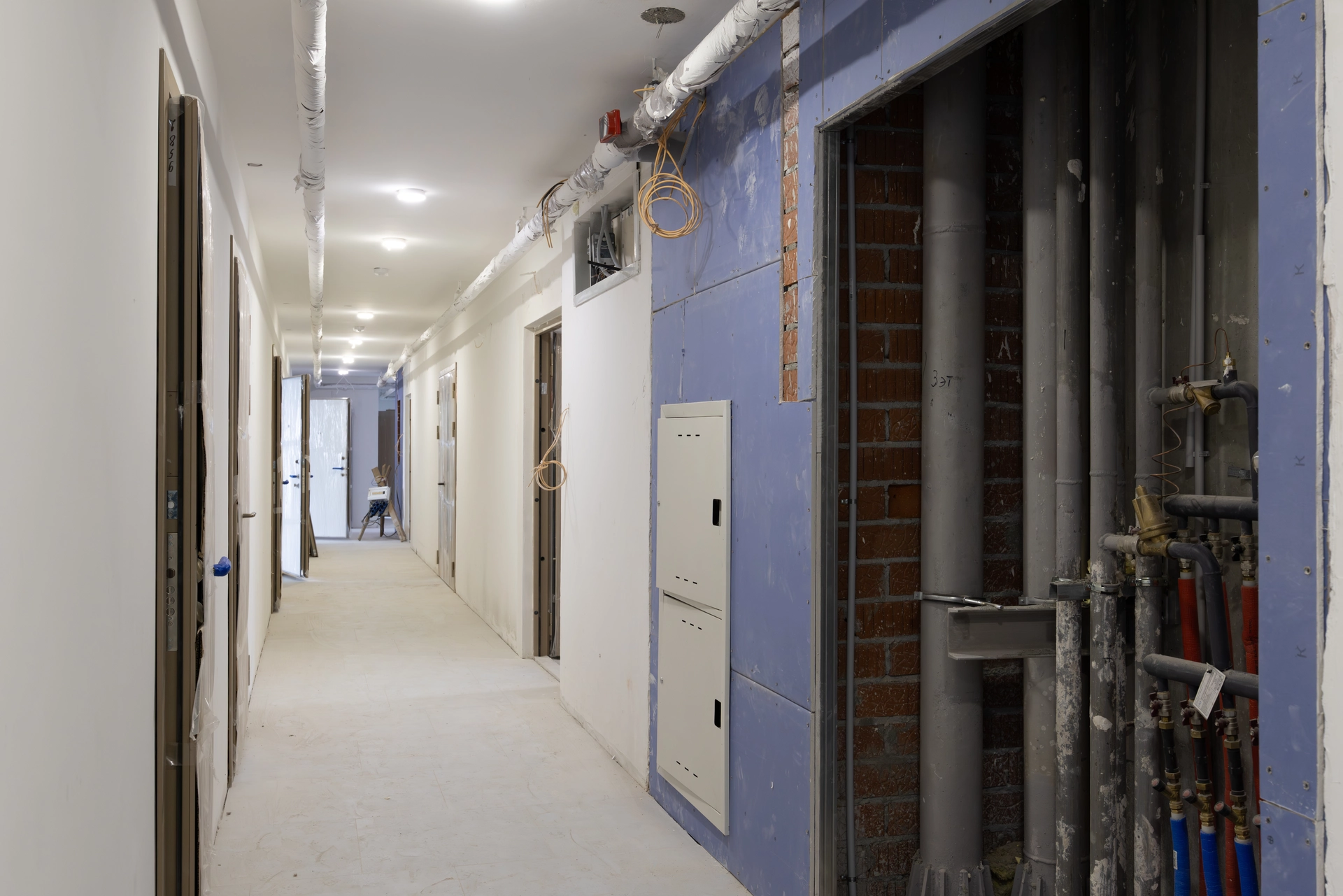 Шарташ Парк
Первая башня
продолжаем возведение внутренних стен на 27 этаже и выше
ставим окна на 25 этаже
установили подоконники до 10 этажа
поклеили обои в квартирах на 5 этаже, покрасили стены на 5–8 этажах и потолки на 5–7 этажах
уложили плитку в местах общего пользования до 11 этажа
монтируем спринклеры
монтируем лифты
работаем над устройством наружных сетей водоснабжения и канализации
Фотография загружена 15 марта 2026 года.