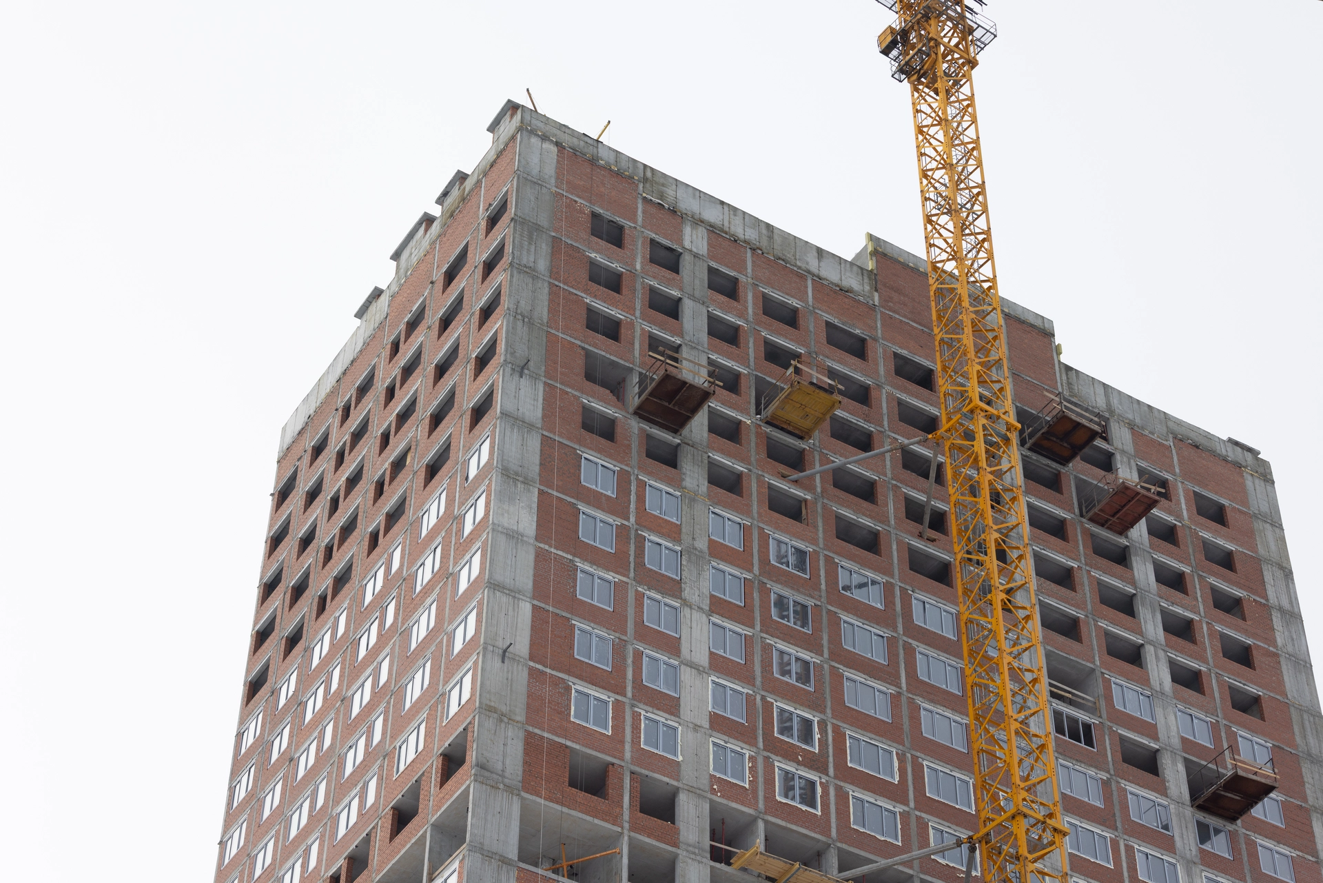 Шарташ Парк
Первая башня
продолжаем возведение внутренних стен на 27 этаже и выше
ставим окна на 25 этаже
установили подоконники до 10 этажа
поклеили обои в квартирах на 5 этаже, покрасили стены на 5–8 этажах и потолки на 5–7 этажах
уложили плитку в местах общего пользования до 11 этажа
монтируем спринклеры
монтируем лифты
работаем над устройством наружных сетей водоснабжения и канализации
Фотография загружена 15 марта 2026 года.