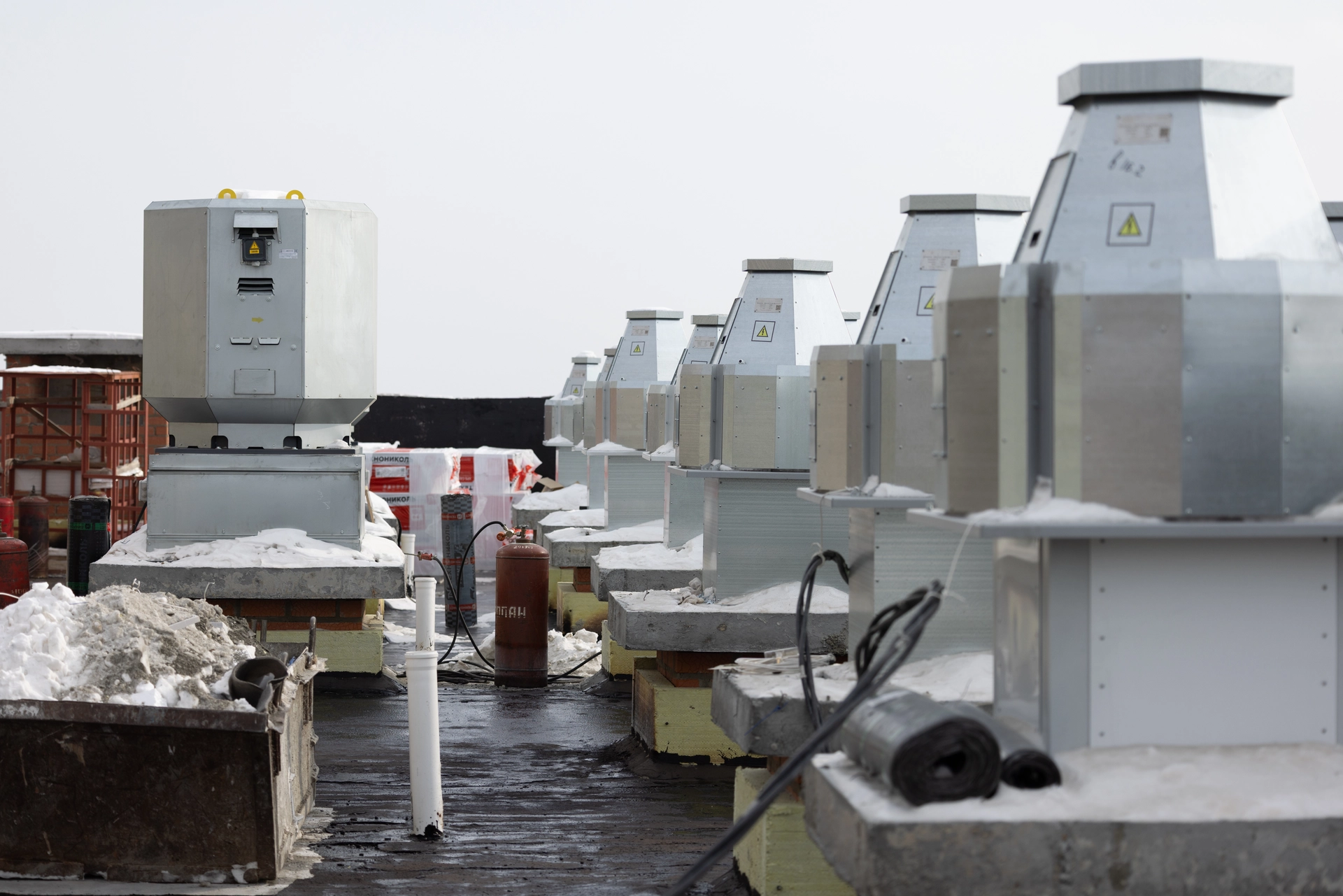 Шарташ Парк
Первая башня
продолжаем возведение внутренних стен на 27 этаже и выше
ставим окна на 25 этаже
установили подоконники до 10 этажа
поклеили обои в квартирах на 5 этаже, покрасили стены на 5–8 этажах и потолки на 5–7 этажах
уложили плитку в местах общего пользования до 11 этажа
монтируем спринклеры
монтируем лифты
работаем над устройством наружных сетей водоснабжения и канализации
Фотография загружена 15 марта 2026 года.