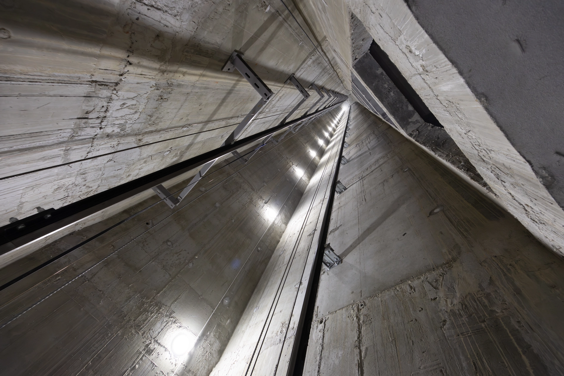 Шарташ Парк
Первая башня
продолжаем возведение внутренних стен на 27 этаже и выше
ставим окна на 25 этаже
установили подоконники до 10 этажа
поклеили обои в квартирах на 5 этаже, покрасили стены на 5–8 этажах и потолки на 5–7 этажах
уложили плитку в местах общего пользования до 11 этажа
монтируем спринклеры
монтируем лифты
работаем над устройством наружных сетей водоснабжения и канализации
Фотография загружена 15 марта 2026 года.