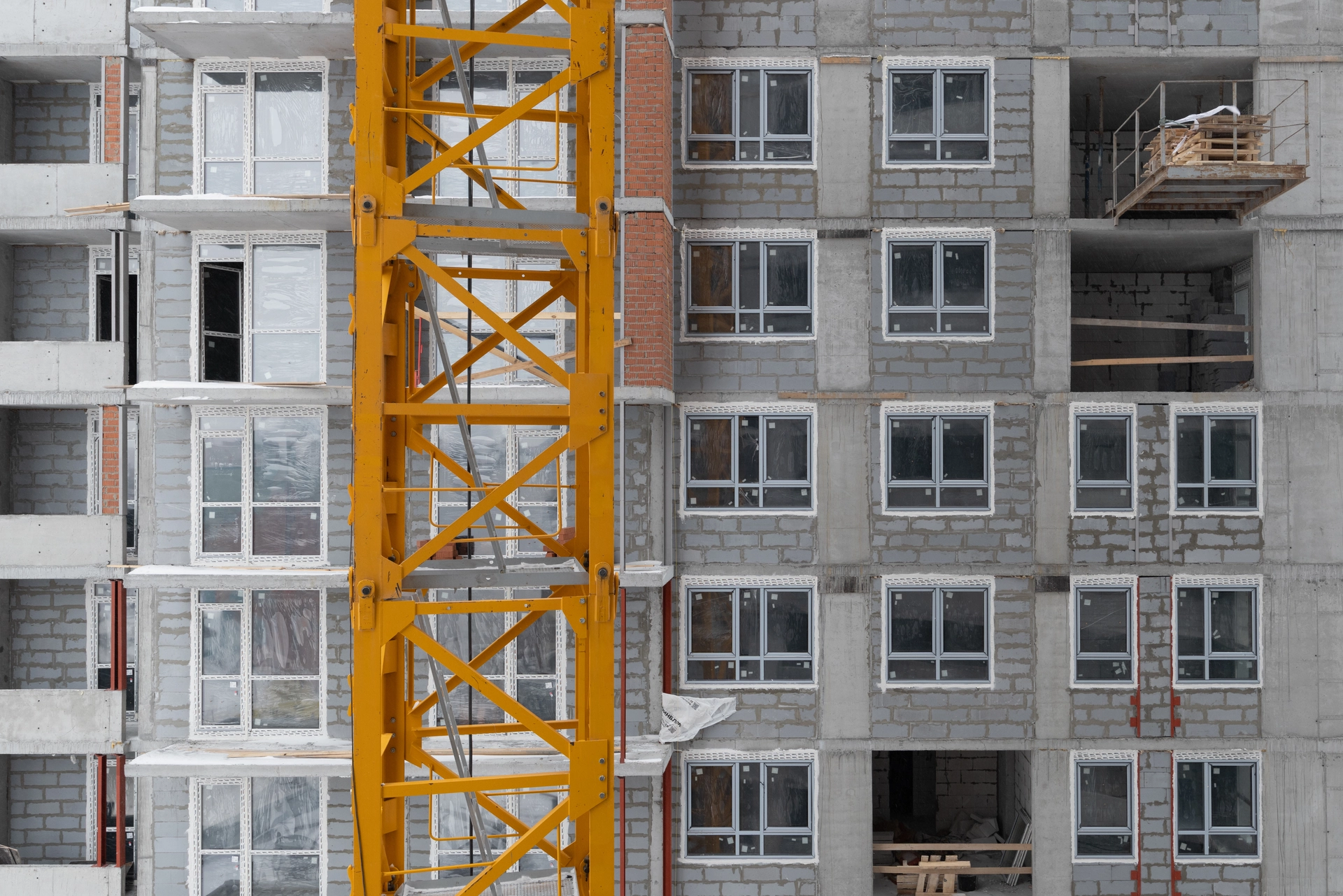 Малевич
1 секция шестого дома
проводим кровельные работы
поставили окна на 3 этаже
приступили к монтажу системы канализации
Фотография загружена 15 марта 2026 года.