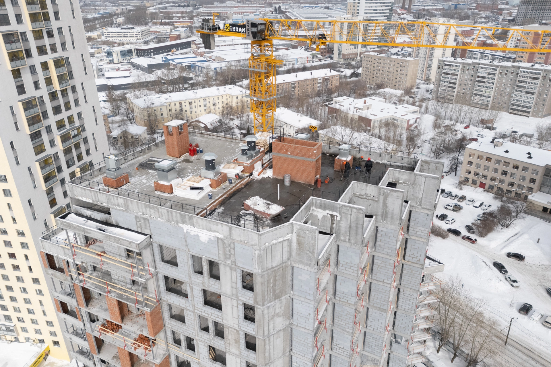 Малевич
1 секция шестого дома
проводим кровельные работы
поставили окна на 3 этаже
приступили к монтажу системы канализации
Фотография загружена 15 марта 2026 года.