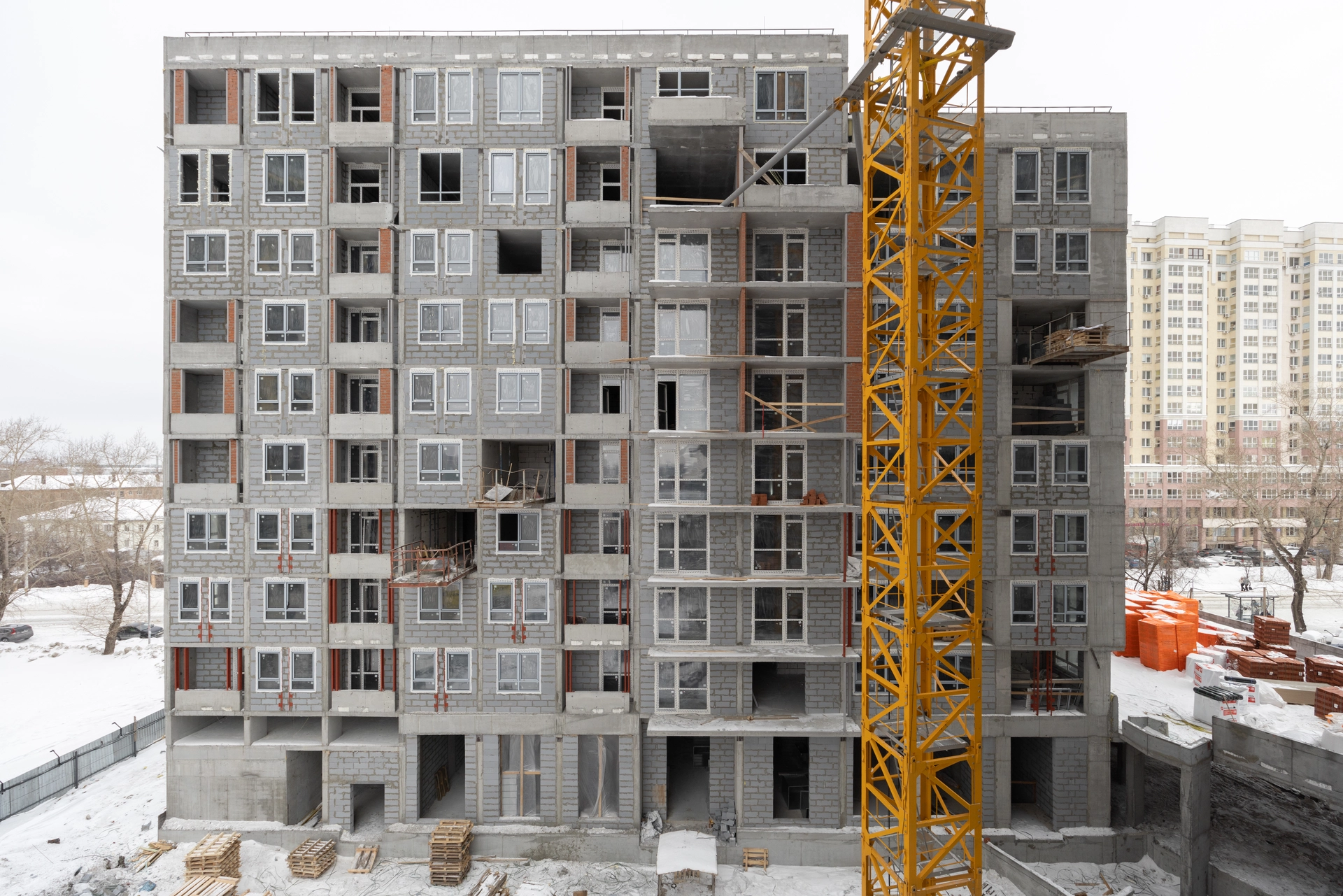 Малевич
1 секция шестого дома
проводим кровельные работы
поставили окна на 3 этаже
приступили к монтажу системы канализации
Фотография загружена 15 марта 2026 года.