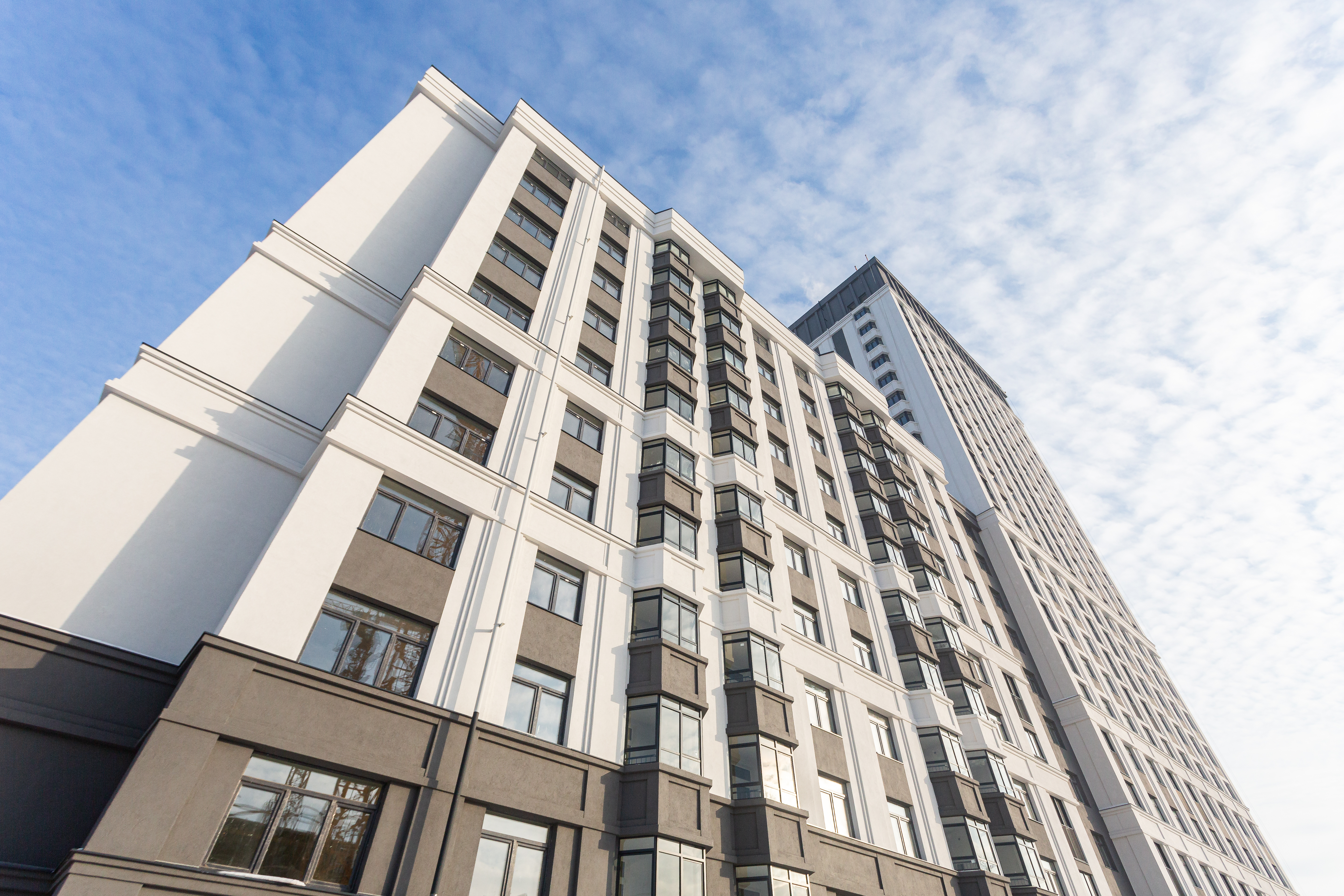 Каждый наш дом — это продуманный архитектурный акцент, который органично вписывается в городскую среду. Мы проектируем фасады так, чтобы они отражали характер локации и создавали гармонию с окружающей средой.