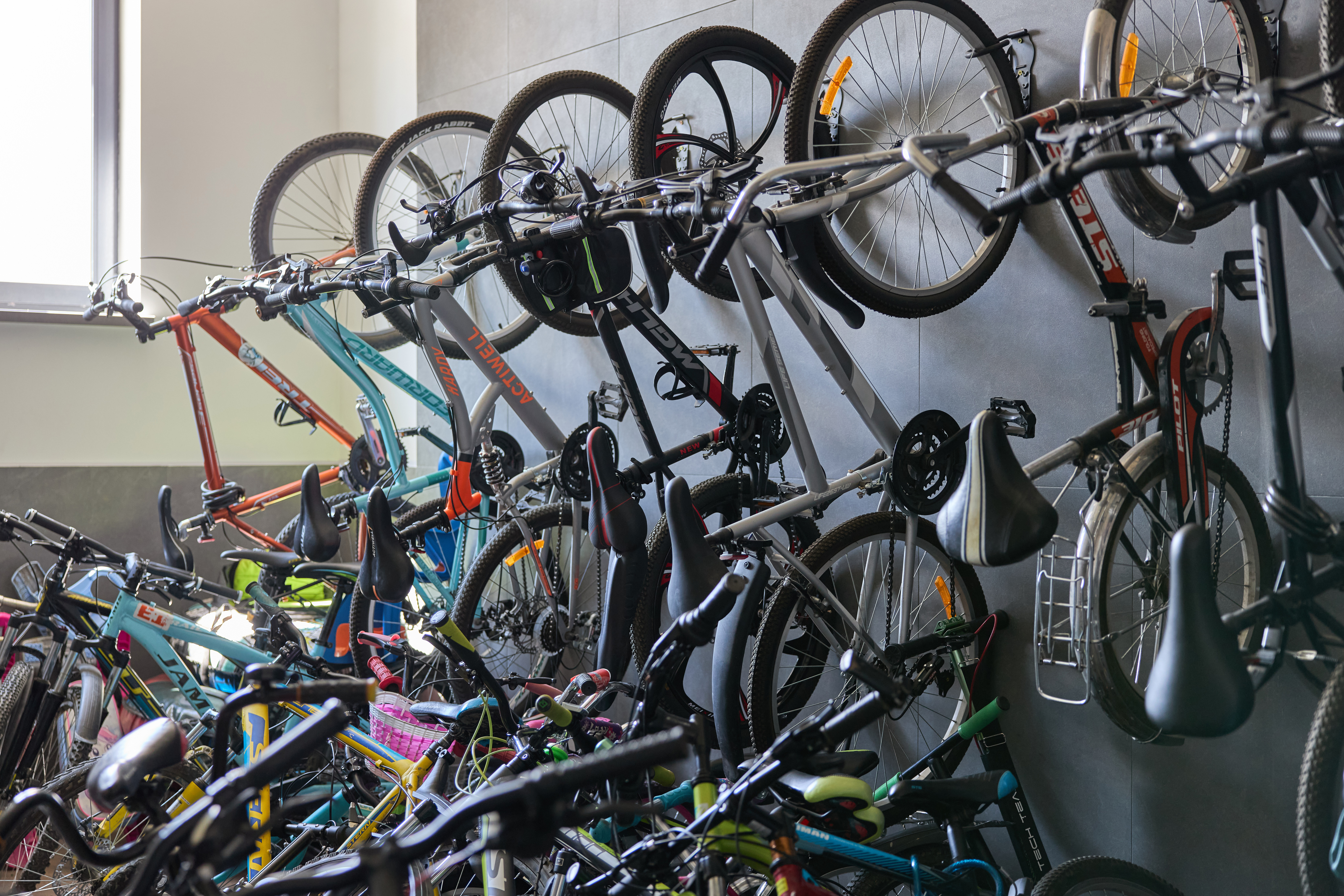 Мы продумываем всё, что делает жизнь удобнее. Кладовые рядом с квартирами, подземные паркинги с прямым выходом в дом, колясочные и помещения для хранения велосипедов на первом этаже — всё под рукой.