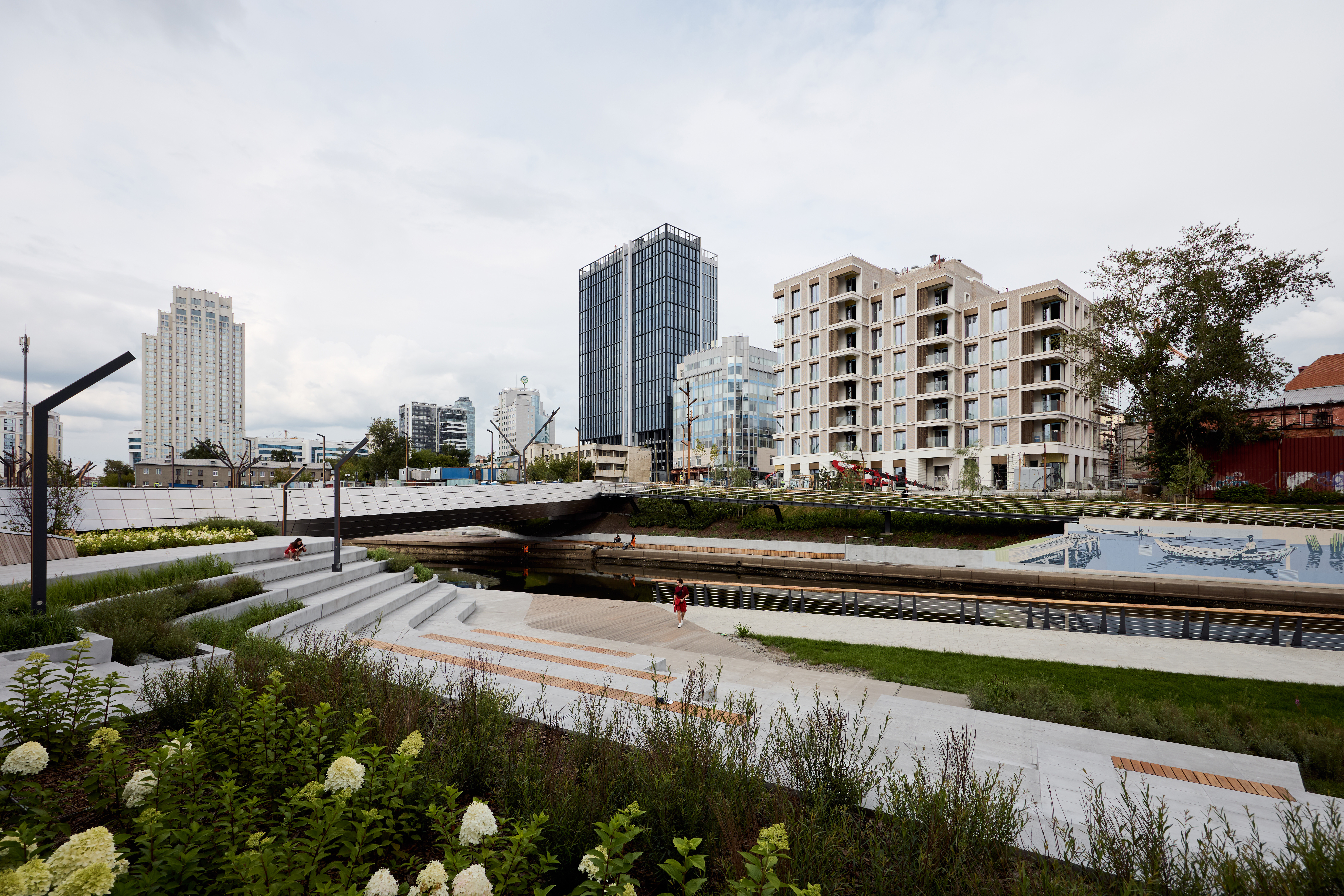 Благоустроенная набережная
под окнами