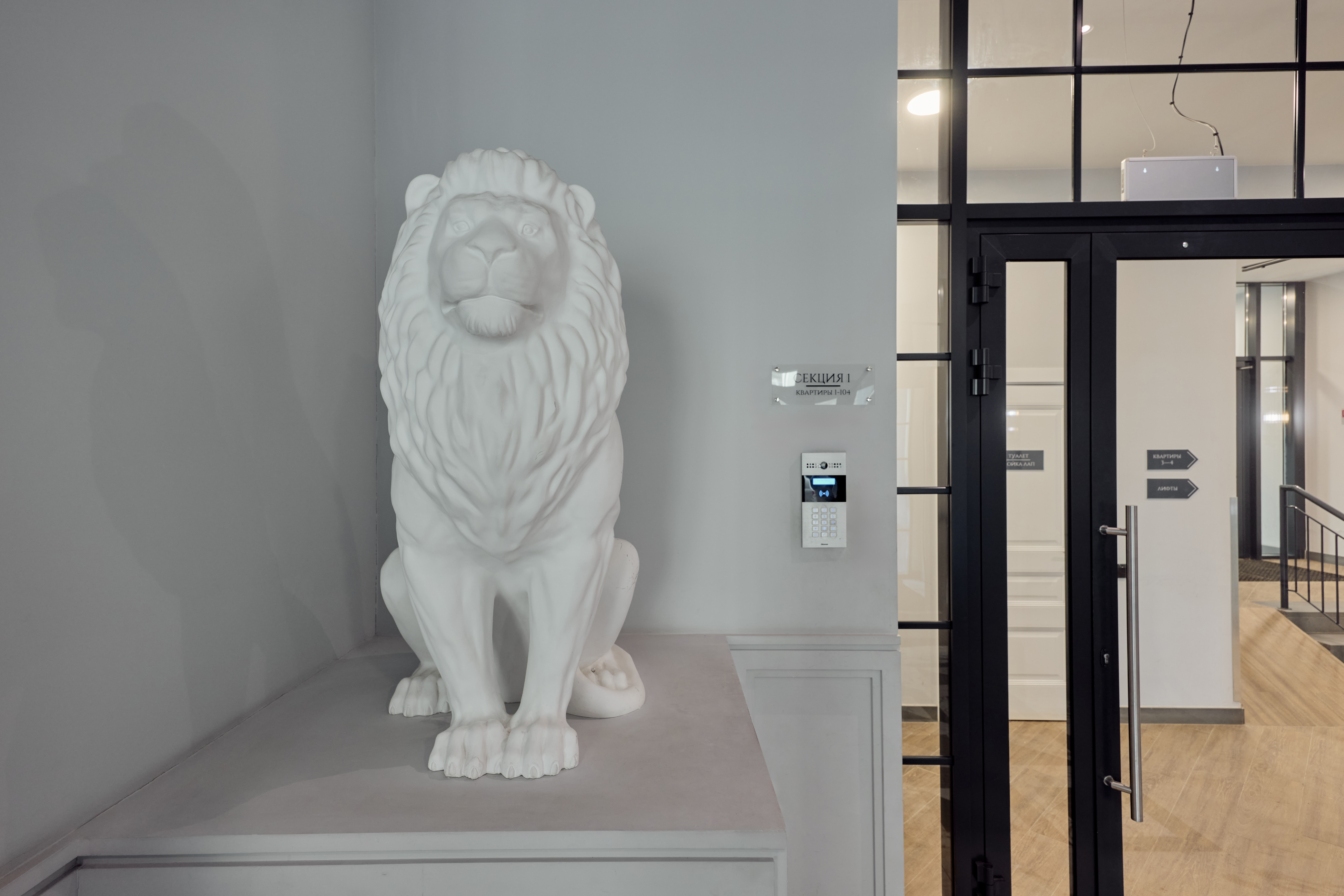 Статуи и барельефы львов во дворе и холлах
